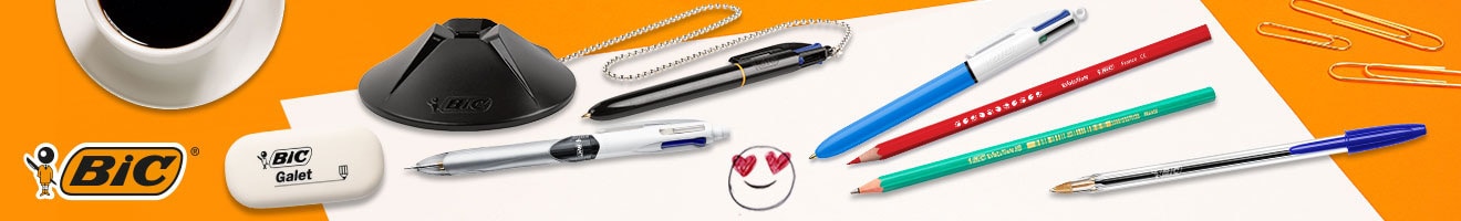 BIC Markenlogo neben verschiedenen Schreibgeräten wie Kugelschreiber, Bleistift, Marker und Radiergummi auf gelbem und türkisfarbenem Hintergrund mit Text 'Entdecken Sie die Welt von BIC.'