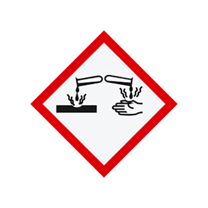 Gefahren-Piktogramm: Flüssigkeit tropft auf Hand und Material. Warnt vor ätzenden Stoffen.