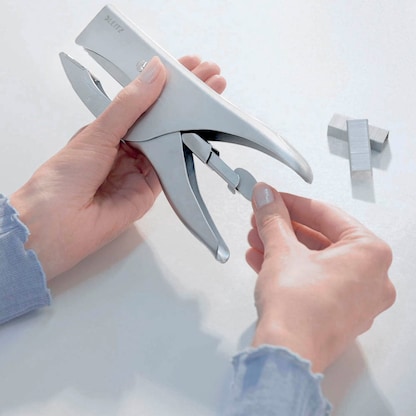 Artikelbild 2 für AKTION: LEITZ Heftzange 5549 silber mit Prämie nach Registrierung, Artikelnummer 575639