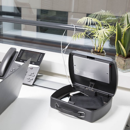 Artikelbild 5 für Master Lock® Tragbarer Tresor P008EML schwarz 15,0 x 20,3 x 6,6 cm, Artikelnummer 727772