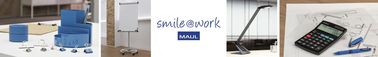 Verschiedene Büroartikel von Maul: blaue Aufbewahrungsboxen, Flipchart, 'smile@work' Schriftzug mit Maul-Logo, Schreibtischlampe, Taschenrechner und technische Zeichnungen