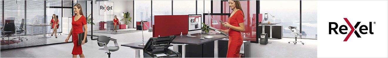 Rexel Markenshop - Moderne Büroeinrichtung mit Schreibtischen, Computern und roten Trennwänden, zwei Frauen in roter Kleidung im Arbeitsbereich, Rexel-Logo rechts