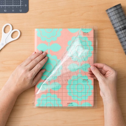 Artikelbild 2 für cricut™ Transferklebeband ohne Trägerfolie für Vinylfolien 33,0 cm x 22,8 m, 1 Rolle, Artikelnummer 958342