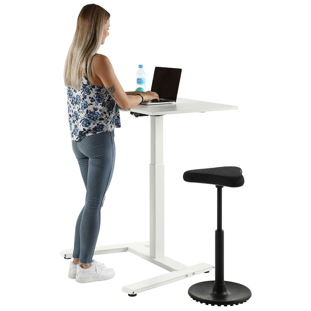 Eine Frau arbeitet im stehen