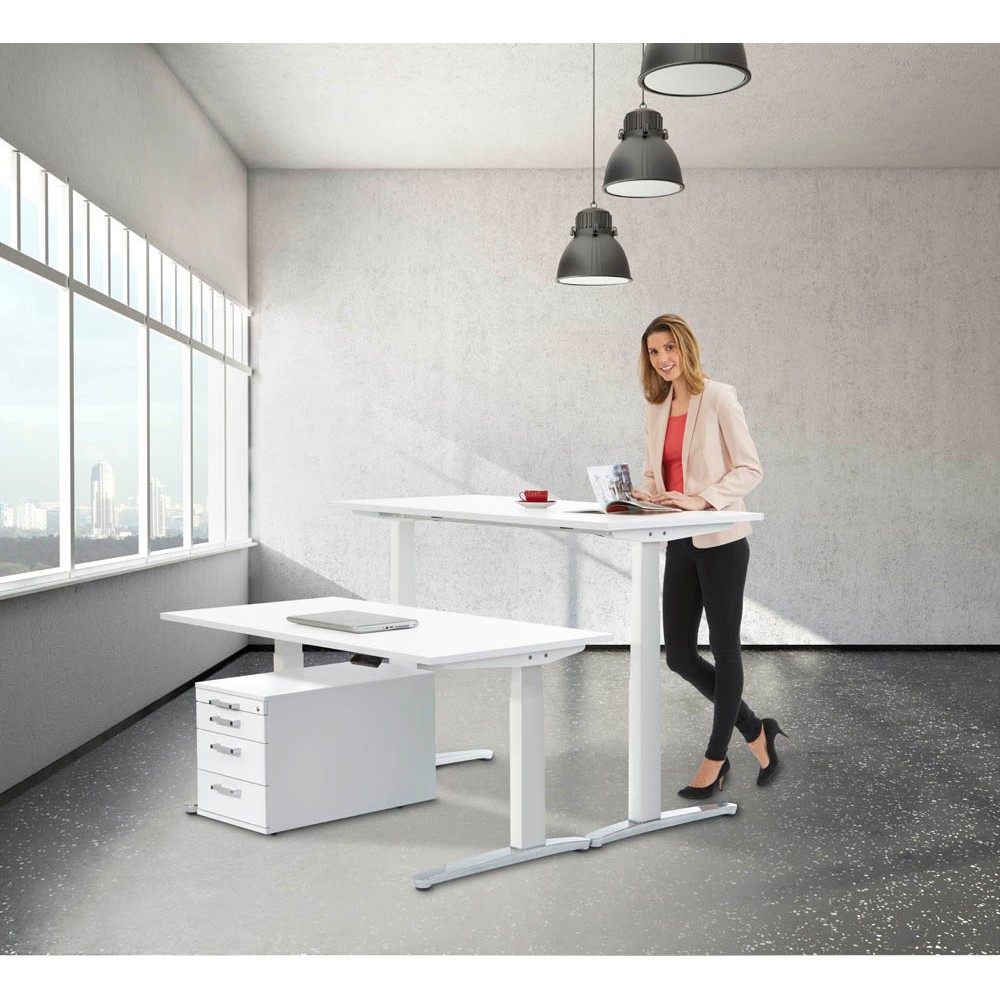 Eine verstellbarer Schreibtisch im Einsatz